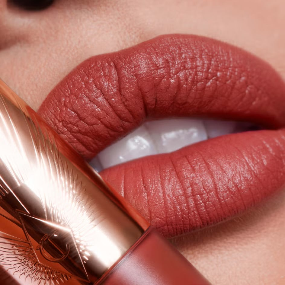 CHARLOTTE TILBURY Flawless Lip Blur